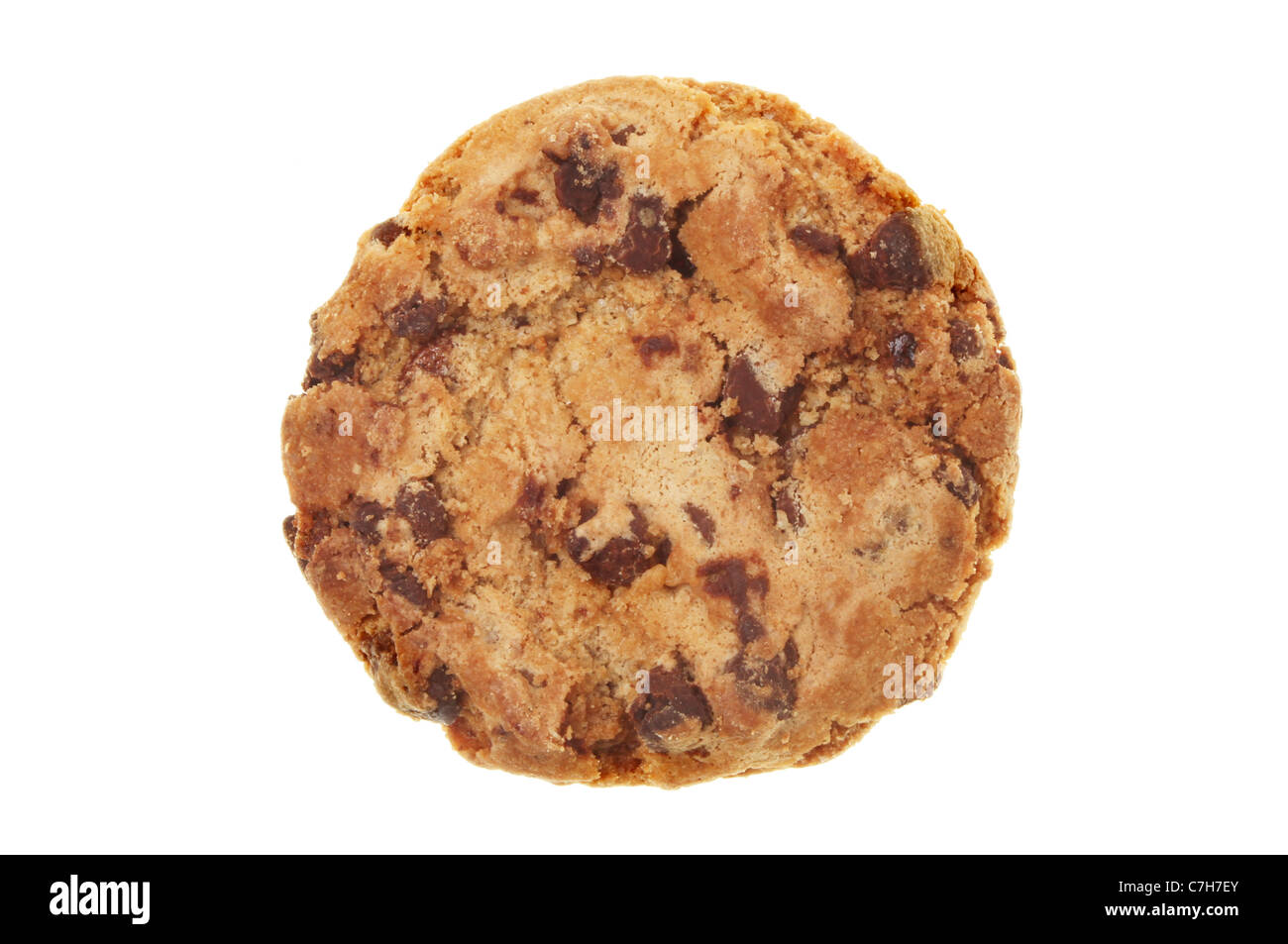 Chocolate chip cookie contra un blanco aislado Foto de stock