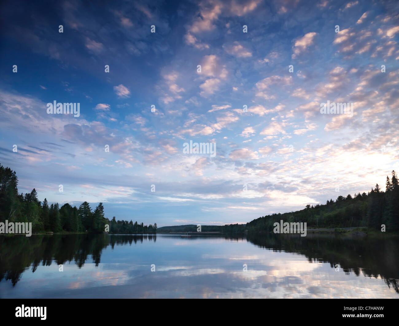 El Algonquin Provincial Park verano naturaleza paisaje del lago de Dos Ríos al atardecer. En Ontario, Canadá. Foto de stock