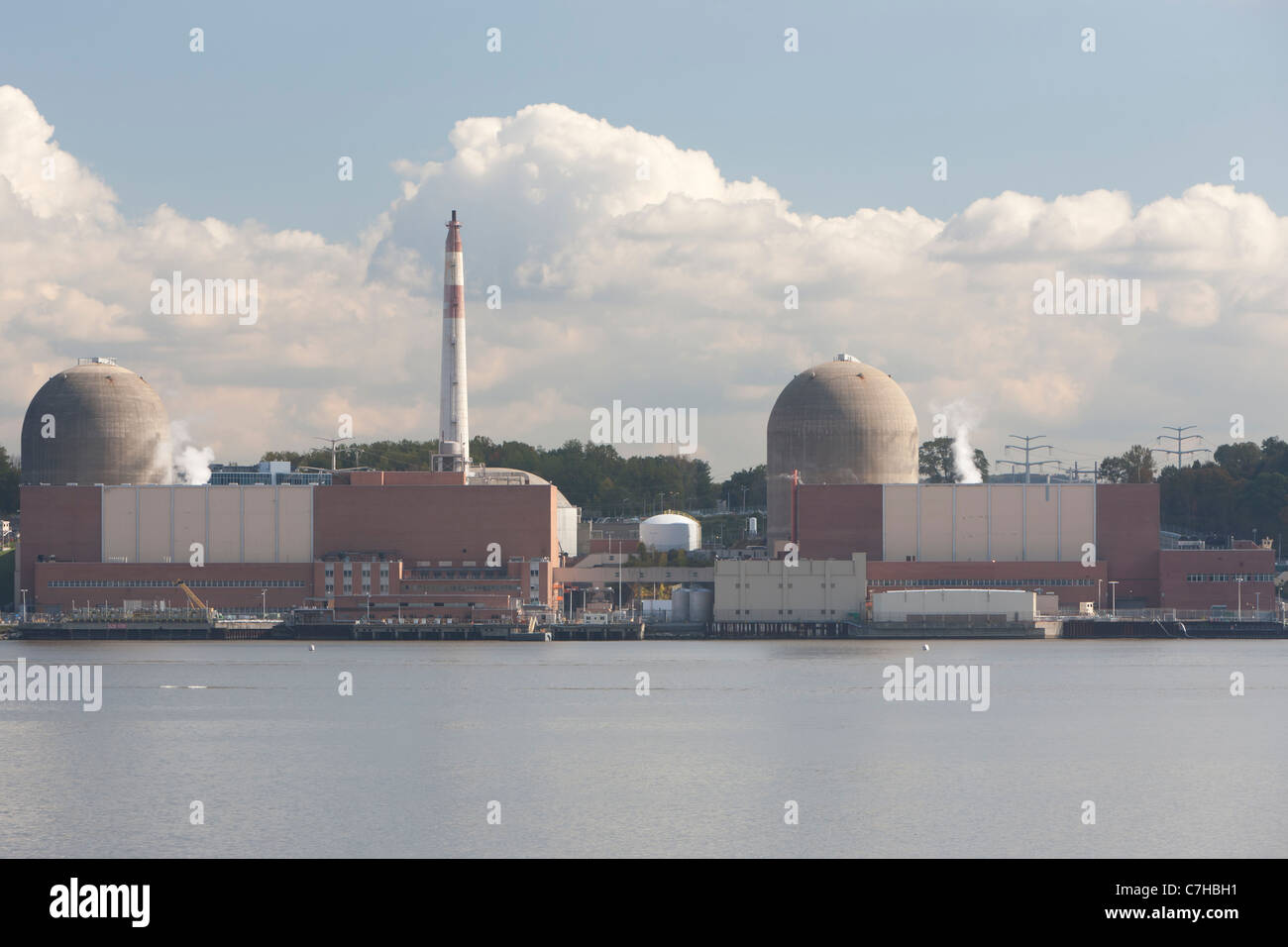 Indian Point Energy Center, una planta de energía nuclear en el río Hudson en Buchanan, Nueva York. Foto de stock