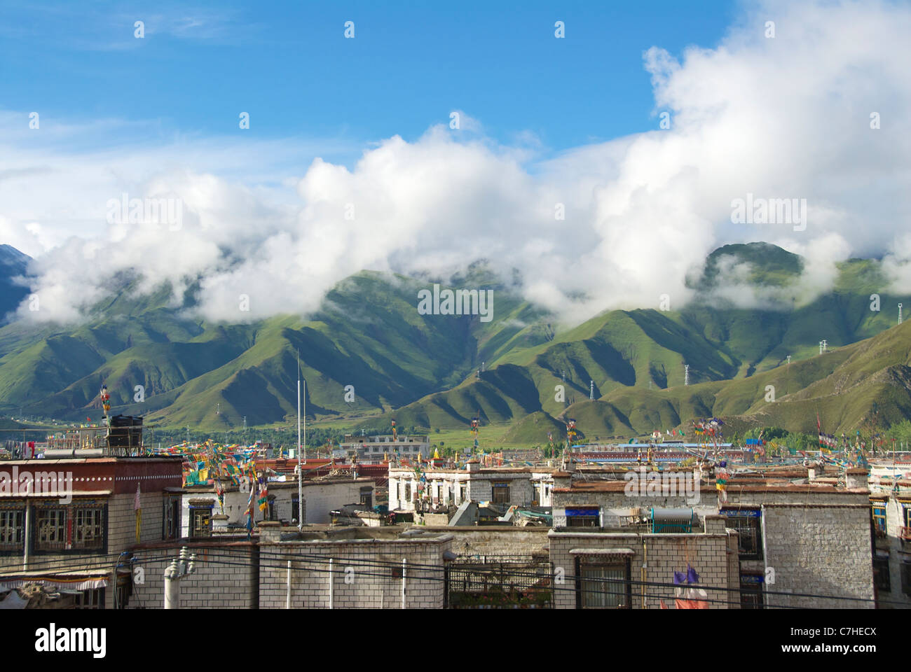 Colinas cubiertas de nubes por encima de Lhasa Foto de stock