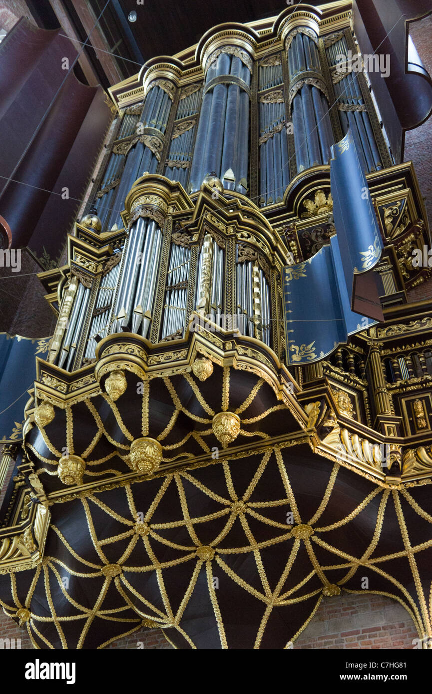 El furgón Hagerbeer Organ (1643) dentro de la Pieterskerk, Leiden, Holanda Foto de stock