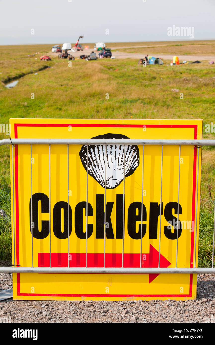 Un signo para Cocklers explotando los mariscos en el estuario de Ribble cerca de Southport, Lancashire, Reino Unido. Foto de stock