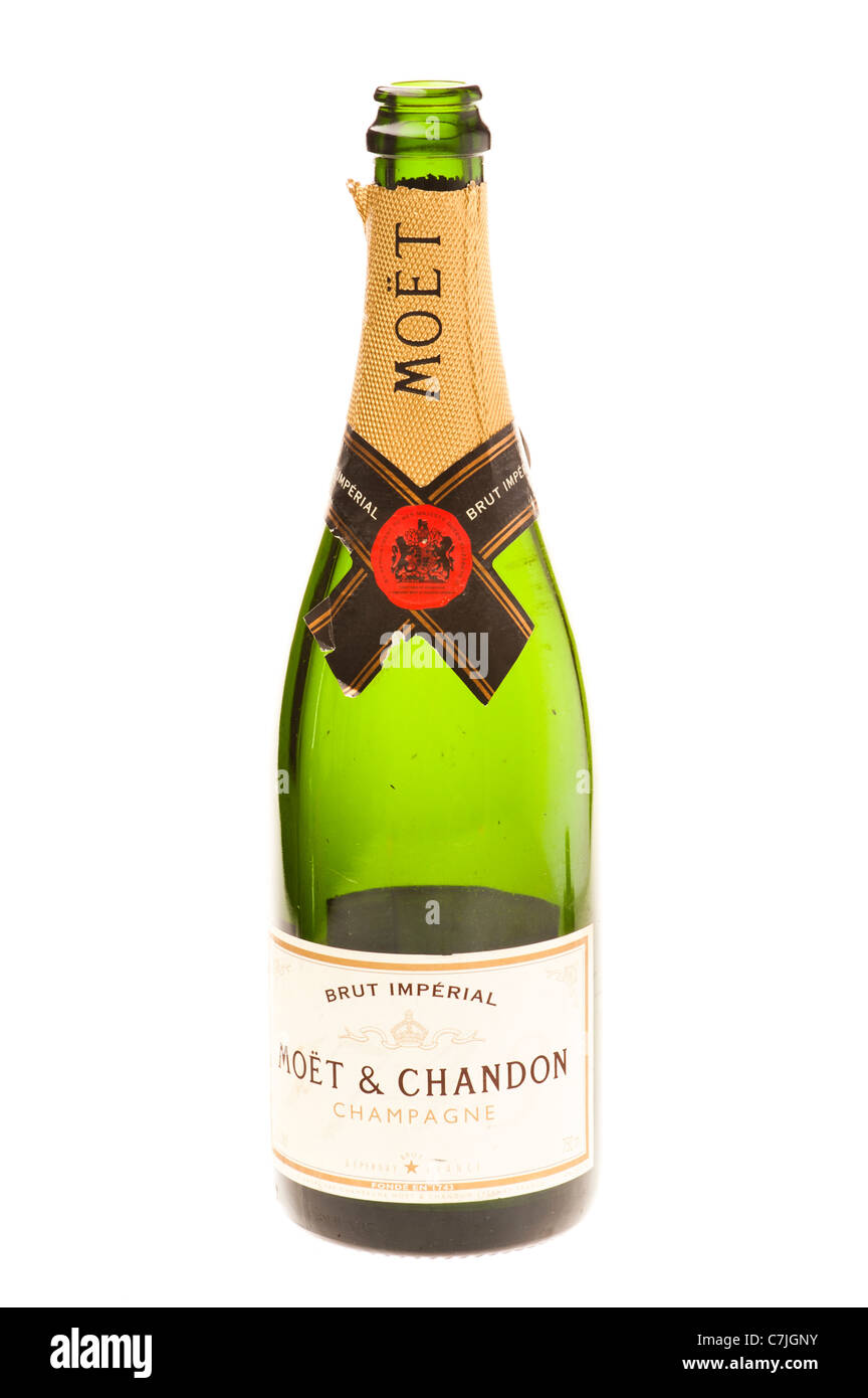 Una botella de Moet y Chandon Brut Imperial champagne sobre un fondo con retroiluminación blanca Foto de stock