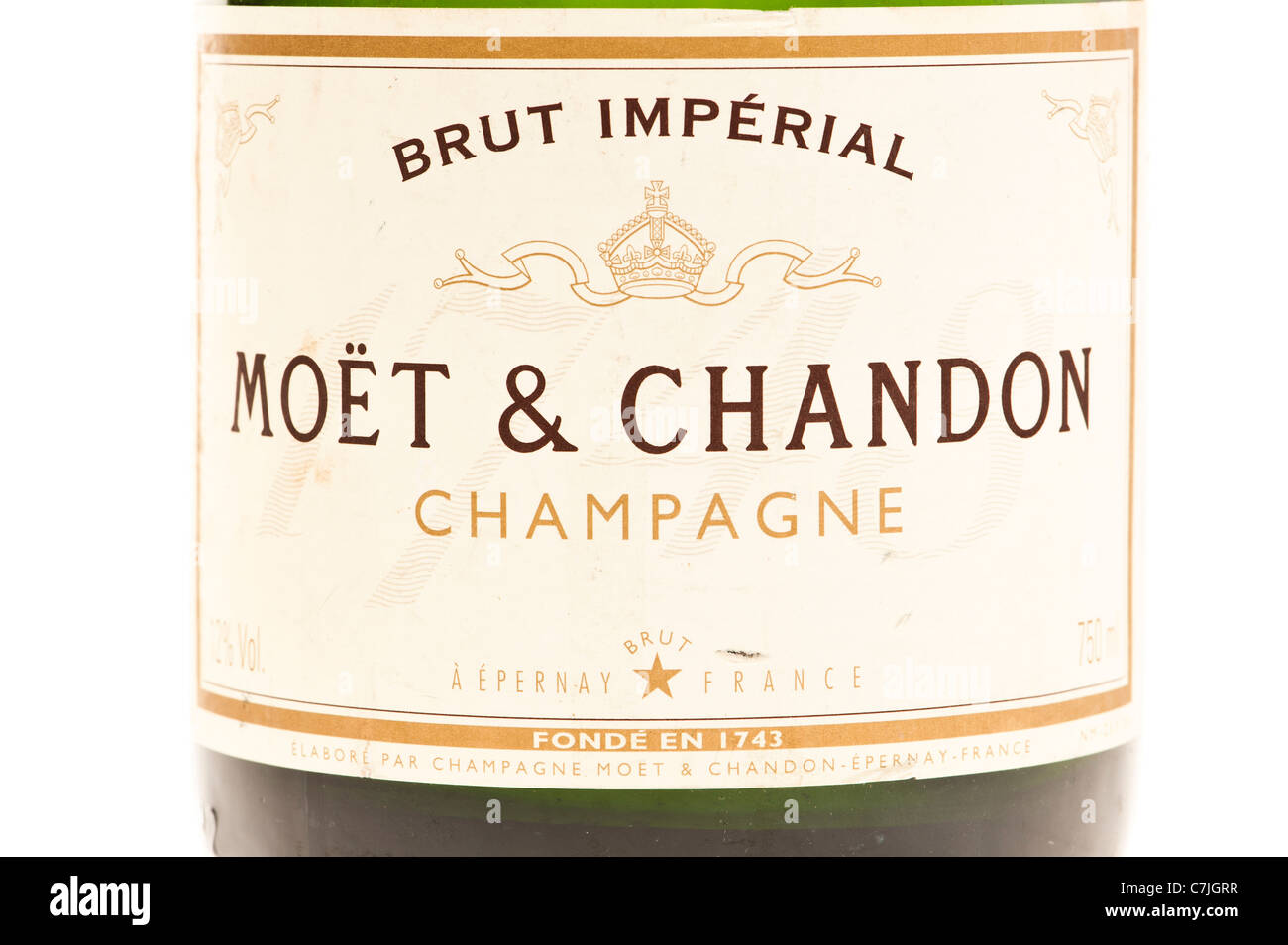 Una etiqueta en una botella de Moet y Chandon Brut Imperial champagne sobre un fondo con retroiluminación blanca Foto de stock