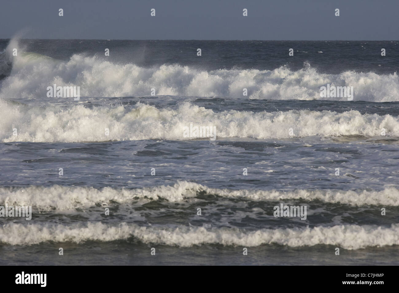 Las olas que rompen en el Atlántico norte castlerock Beach County Londonderry Derry, Irlanda del Norte, reino unido Foto de stock
