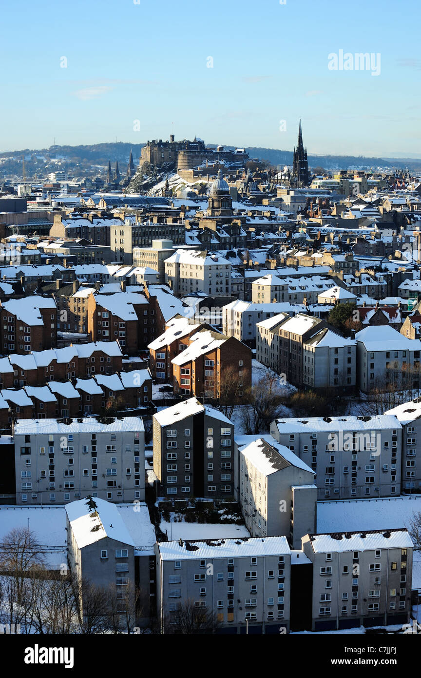 El Castillo de Edimburgo y del horizonte de la ciudad en la nieve con Dumbiedykes en primer plano desde Salisbury riscos, Edimburgo, Escocia Foto de stock