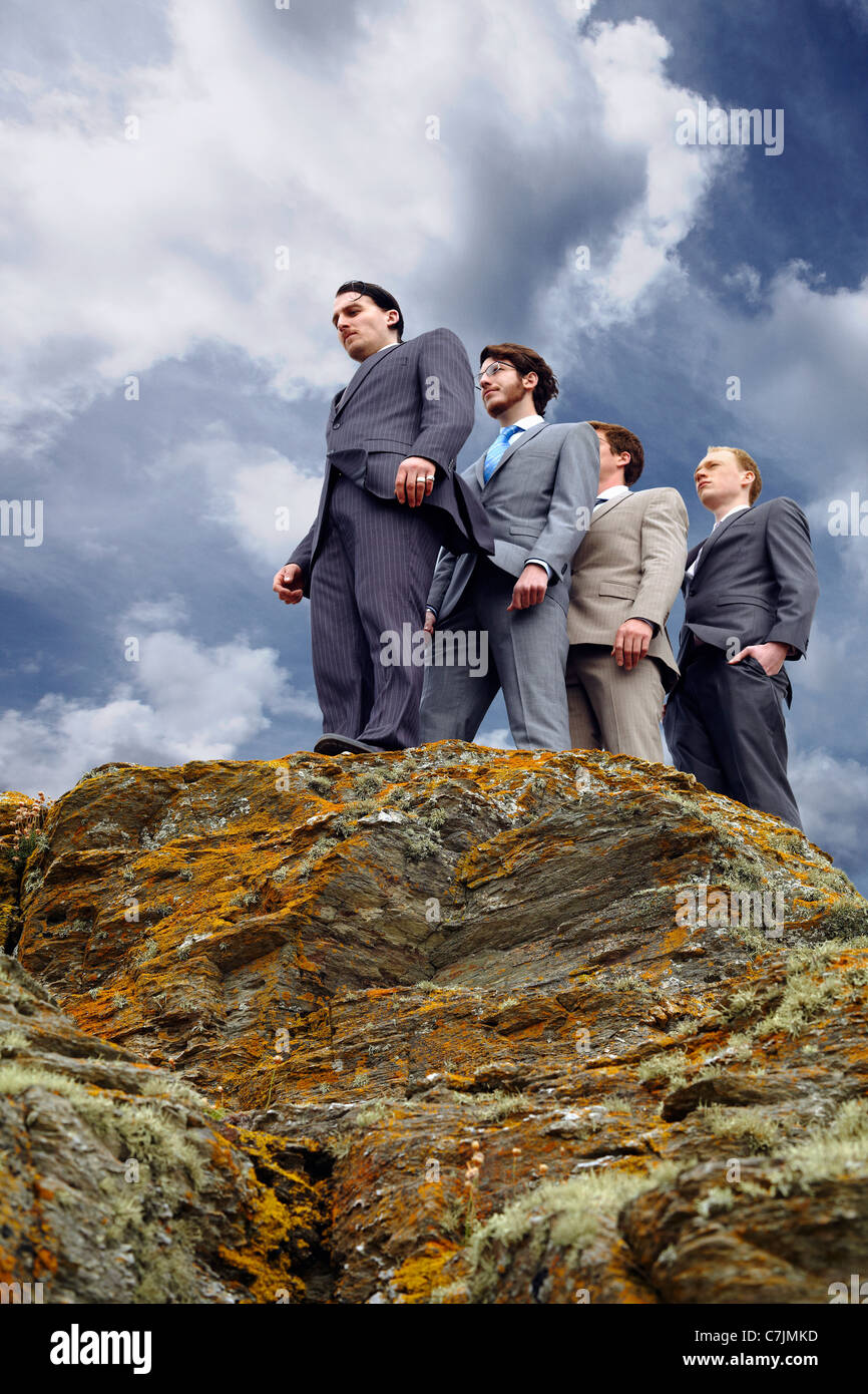 Los empresarios de pie en el borde del acantilado Foto de stock