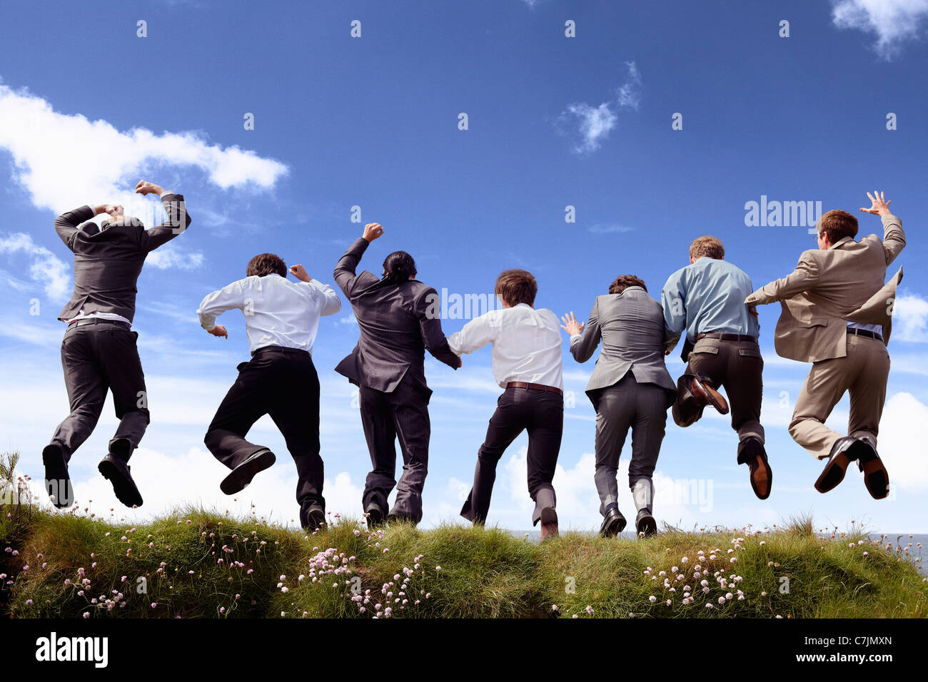 Los empresarios saltar de alegría al aire libre Foto de stock