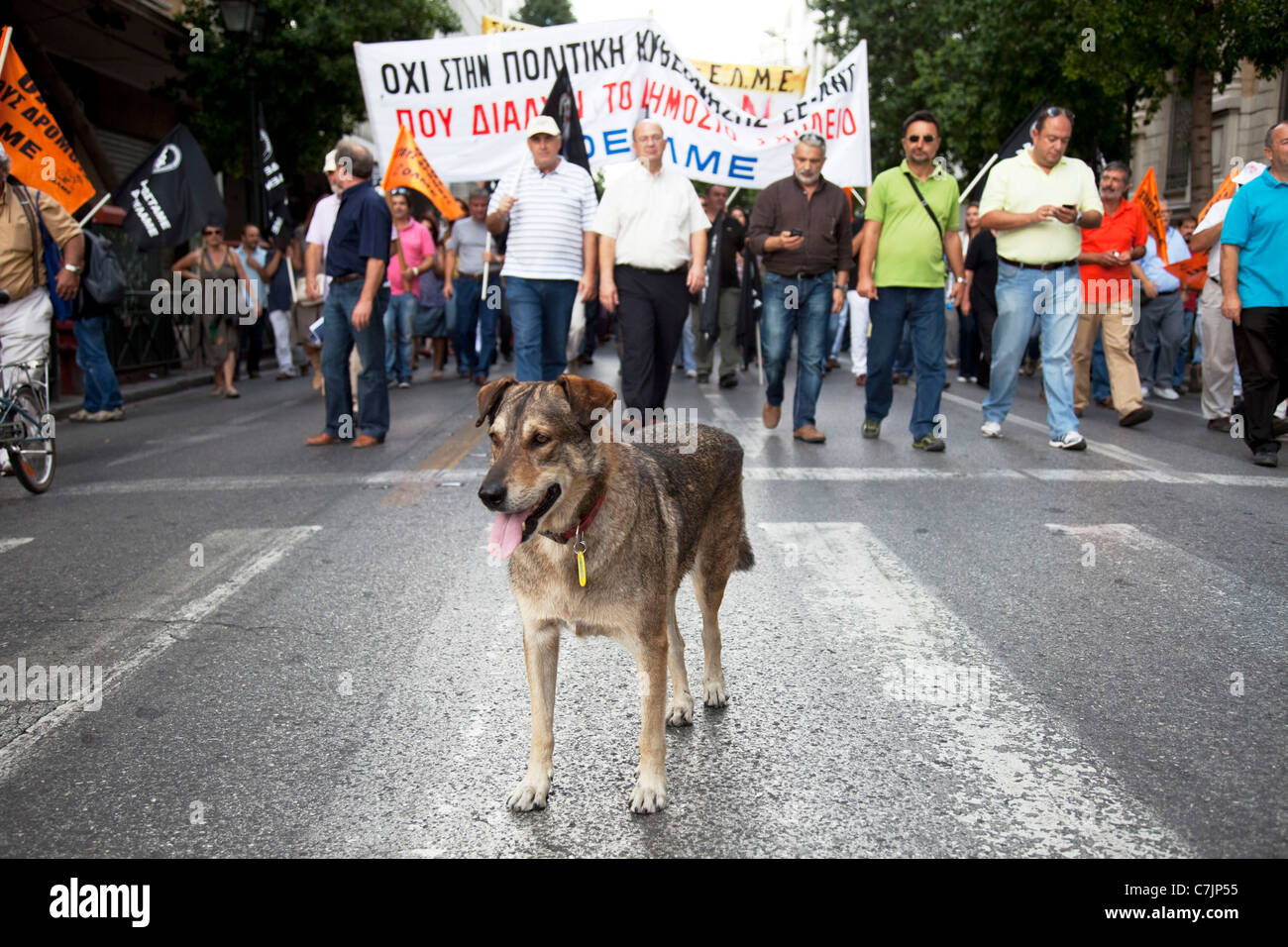 Dios demo en el mes de marzo en la manifestación contra las medidas de austeridad y las reformas educativas previstas en Atenas, Grecia. Foto de stock