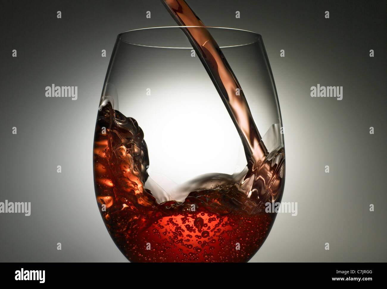 Cerca de verter vino en cristal Foto de stock