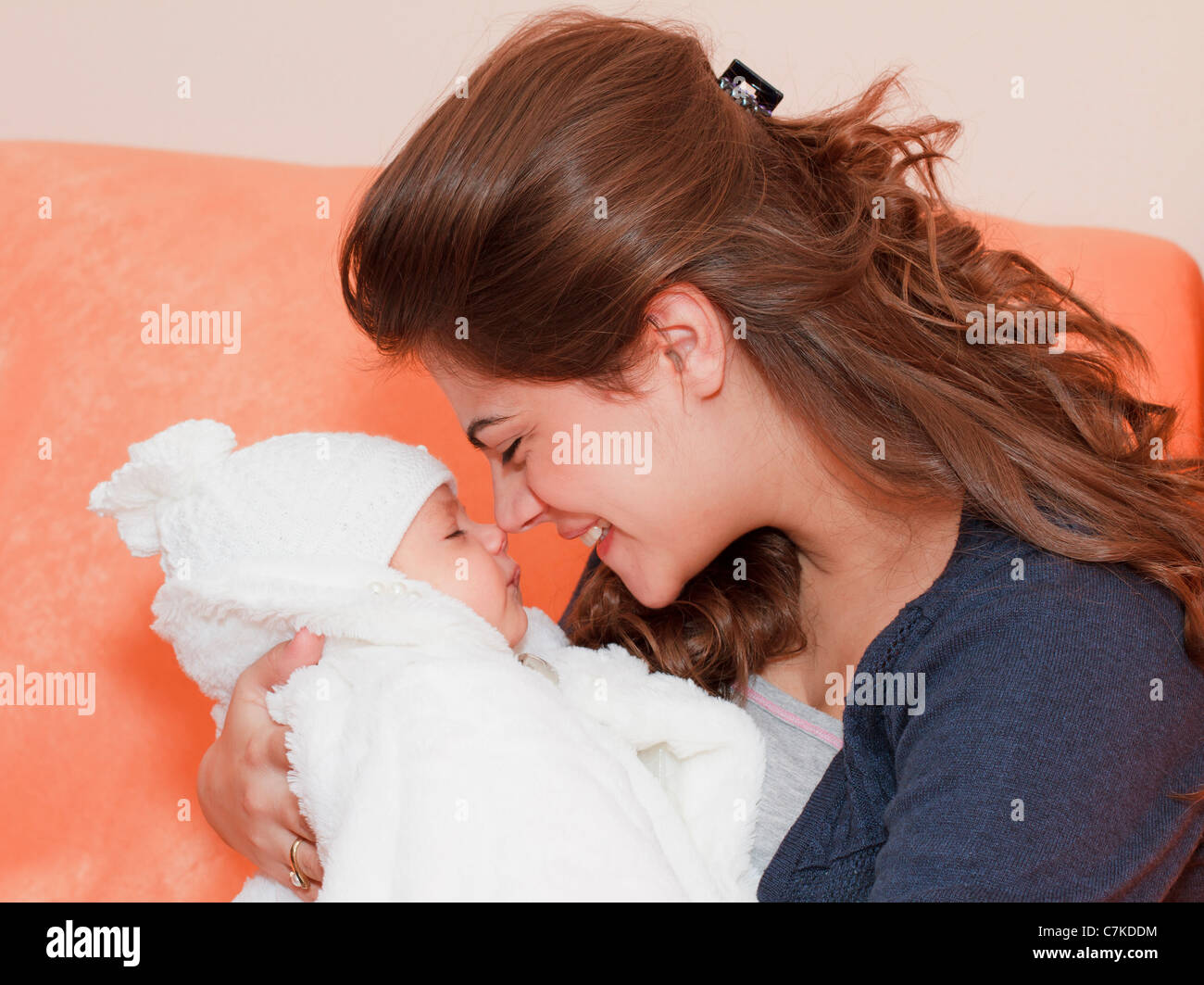 Hermosa joven madre con su bebé recién nacido. Foto de stock