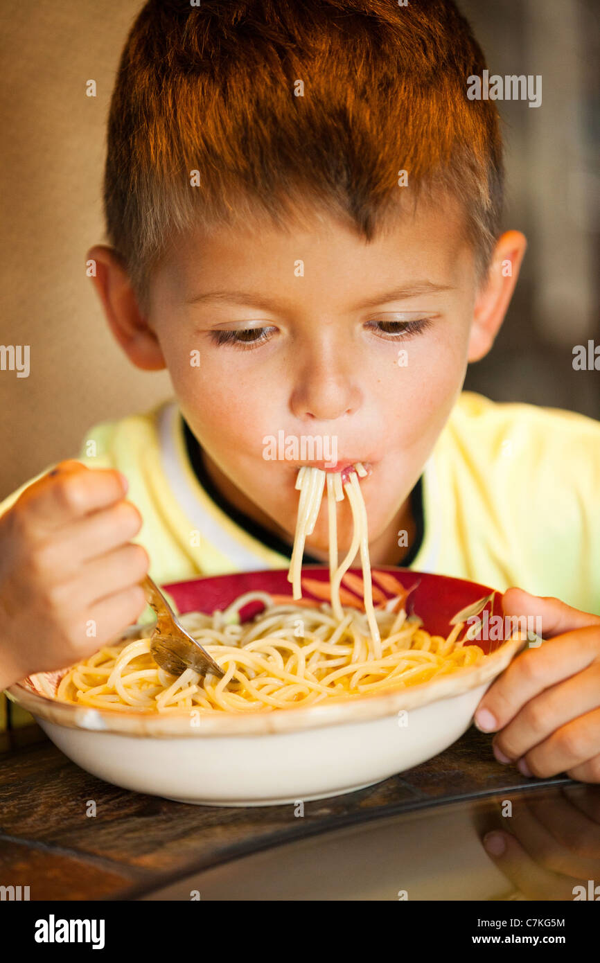 Boy comiendo espaguetis Foto de stock