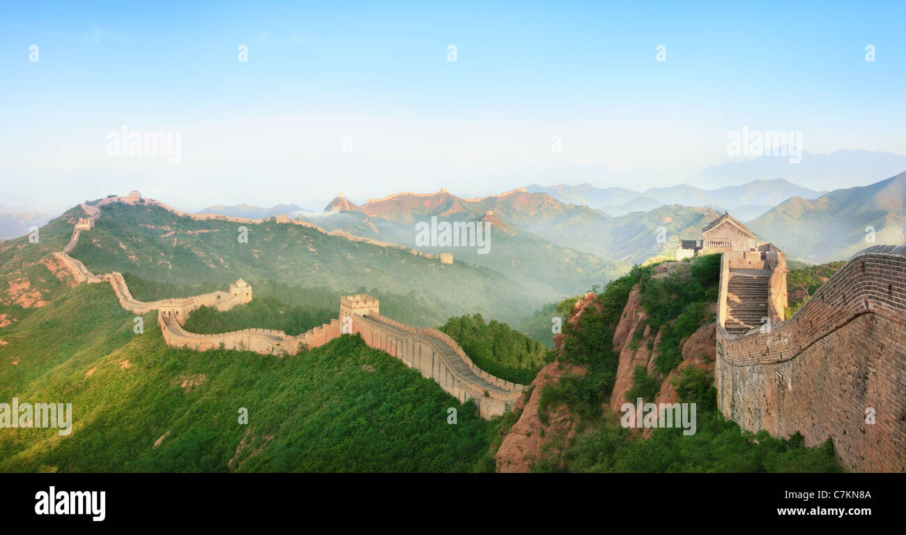 Gran Muralla China en día soleado. Foto de stock