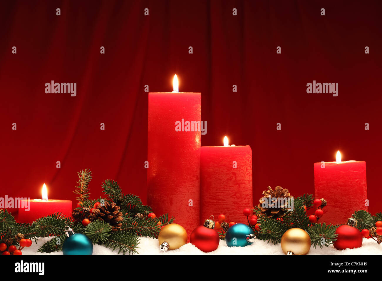 El encendido de velas en una Navidad con decoraciones de temporada. Foto de stock