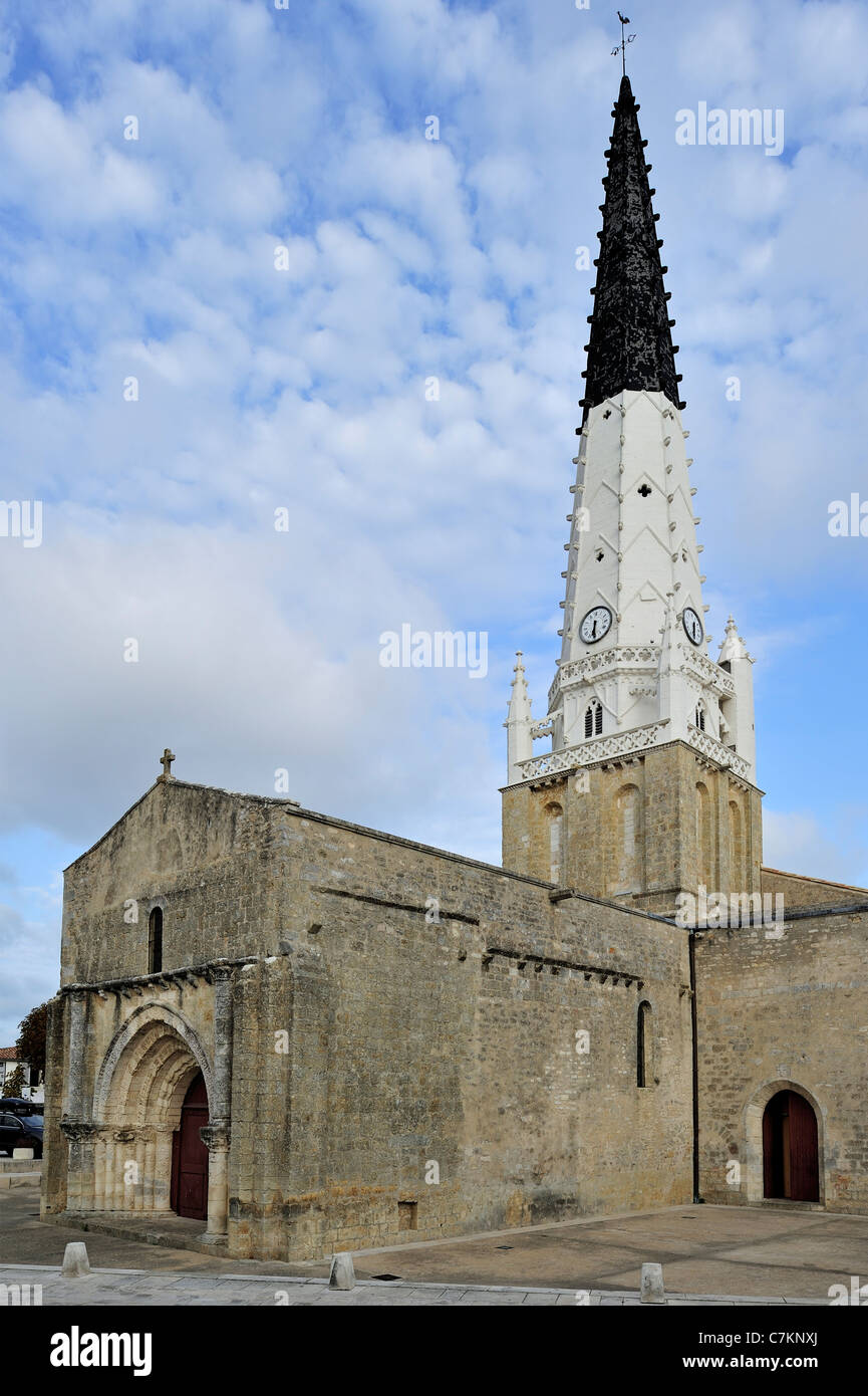 Blanco y negro chapitel de la iglesia de Saint Etienne, baliza para barcos en Ars-en-Ré en la isla Ile de Ré, Charente-Maritime, Francia Foto de stock