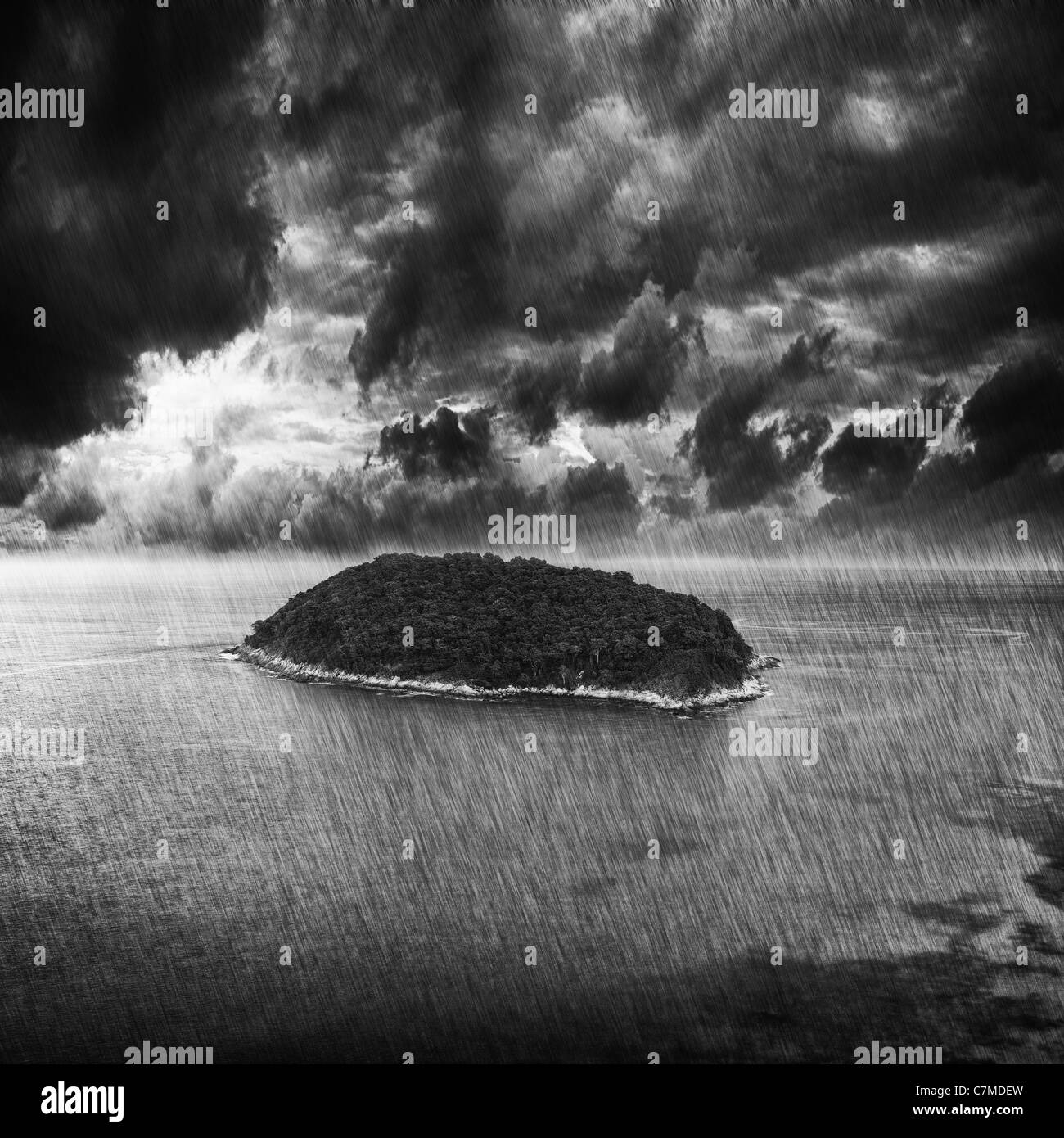 Tormenta en la isla tropical. Con efecto de grano de película. Foto de stock