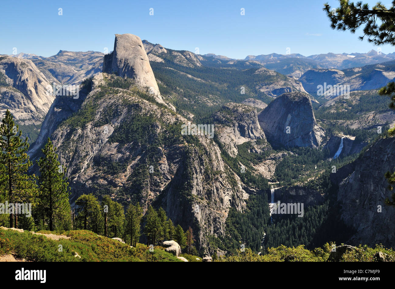 Vista de la Cúpula de mitad y de Vernal y Nevada cae de Washburn. Parque Nacional Yosemite, California, USA. Foto de stock