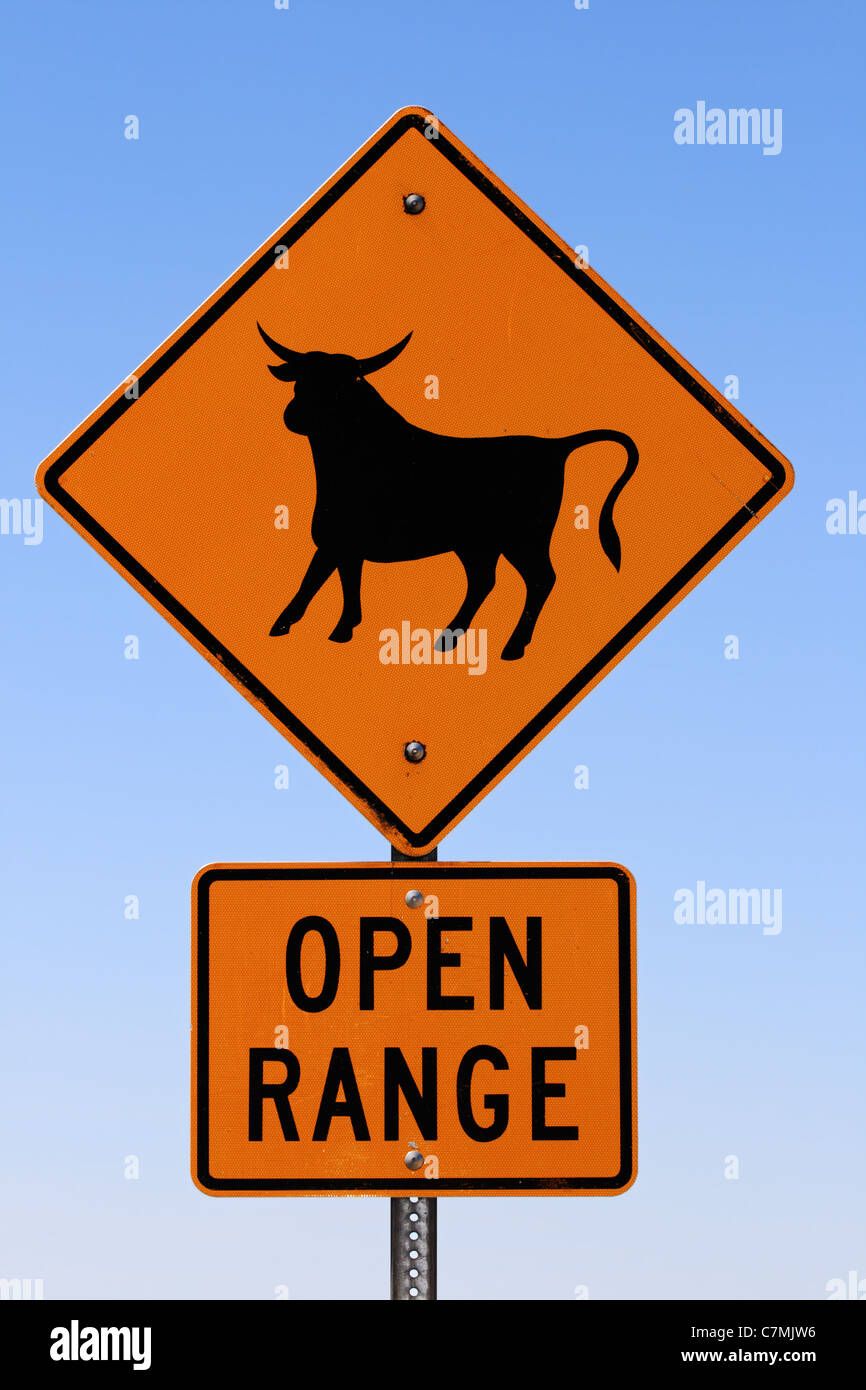 Open Range firmar con el ganado y un fondo de cielo azul Foto de stock