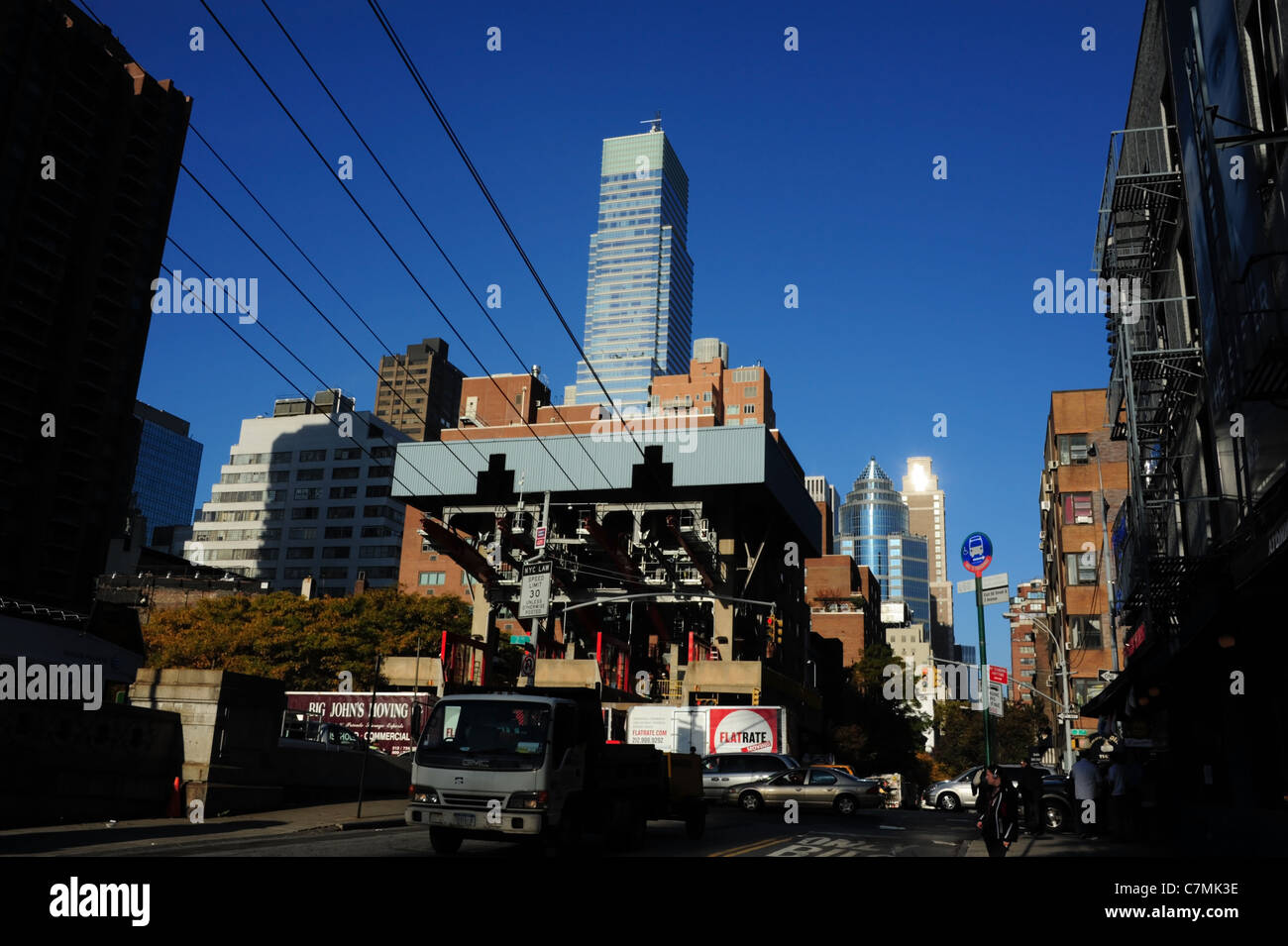 Muchas personas peatones caminando puente acera fotografías e imágenes
