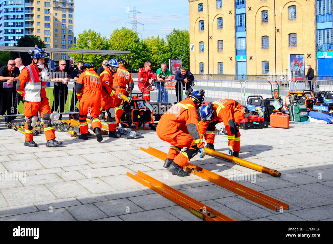 Búsqueda y Rescate Urbano Bomberos servicios de emergencia equipos compitiendo y siendo valorados en UK Rescue Challenge montar unidades de apuntalamiento temp UK Foto de stock