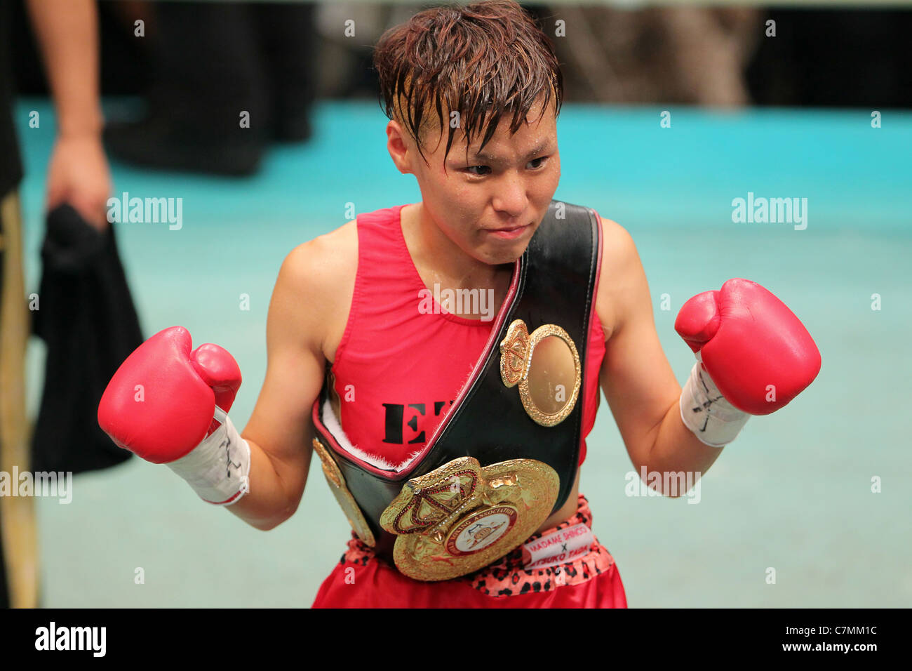 Etsuko Tada (JPN) plantea después de ganar el 2011 hembra WBA peso mínimo . Foto de stock
