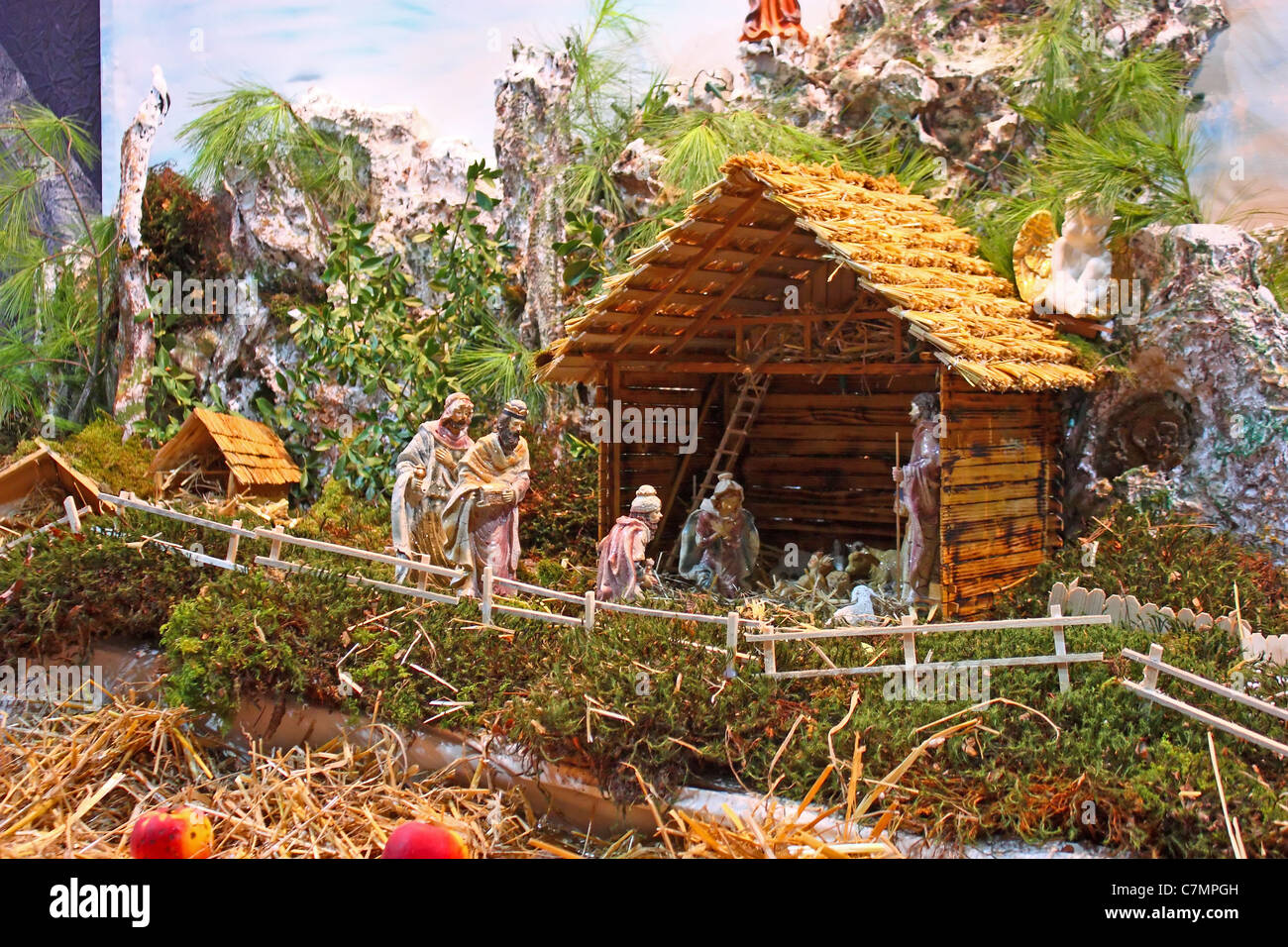 Pesebre navideño del nacimiento de Jesús en una antigua casa rural  Fotografía de stock - Alamy