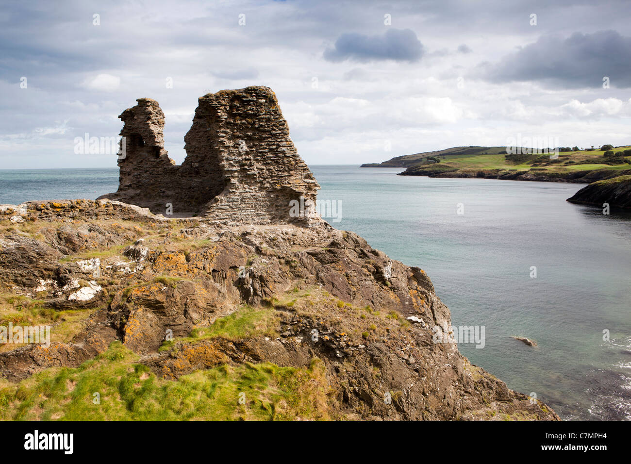 Irlanda, Co Wicklow, Wicklow, Negro castillo que domina el mar de Irlanda y el Jefe de Wicklow Foto de stock