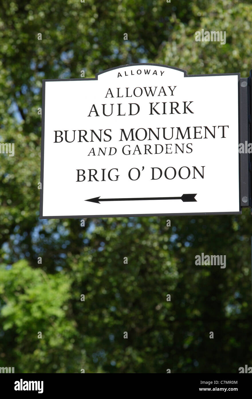Señal de dirección a Alloway Auld Kirk, Robert Burns Monument and Gardens y Brig o' Doon, Alloway, South Ayrshire, Scotland, UK Foto de stock