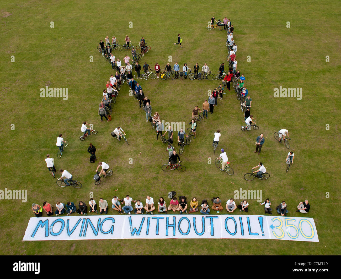 350.Org lanza un planeta en movimiento. En el Reino Unido crean más grande de Londres Bicicleta foto aérea. Foto de stock