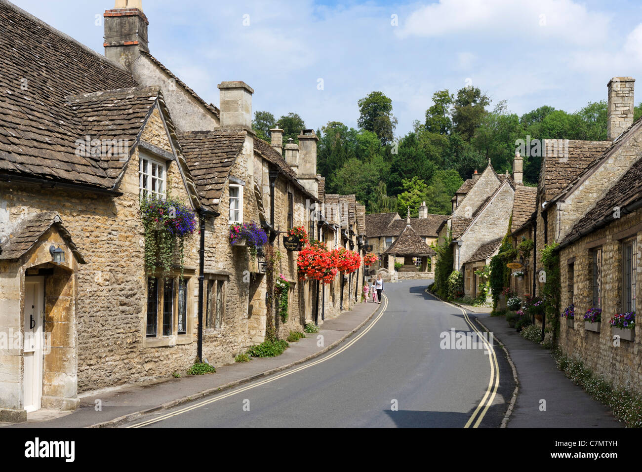 Ver abajo de la calle principal, en el pintoresco pueblo de Castle Combe, Wiltshire, Inglaterra, Reino Unido. Foto de stock