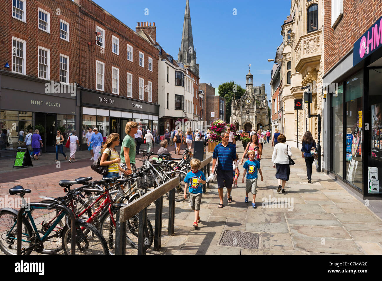Tiendas en East Street en el centro de la ciudad, mirando hacia la catedral, Chichester, West Sussex, Inglaterra, Reino Unido. Foto de stock