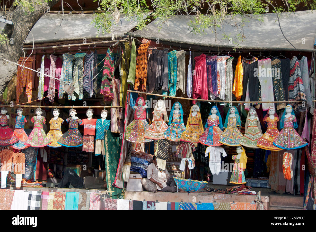 Tienda ropa y muñecas Siredeon diplaying Bazar Jaipur Rajastán India Fotografía de stock -