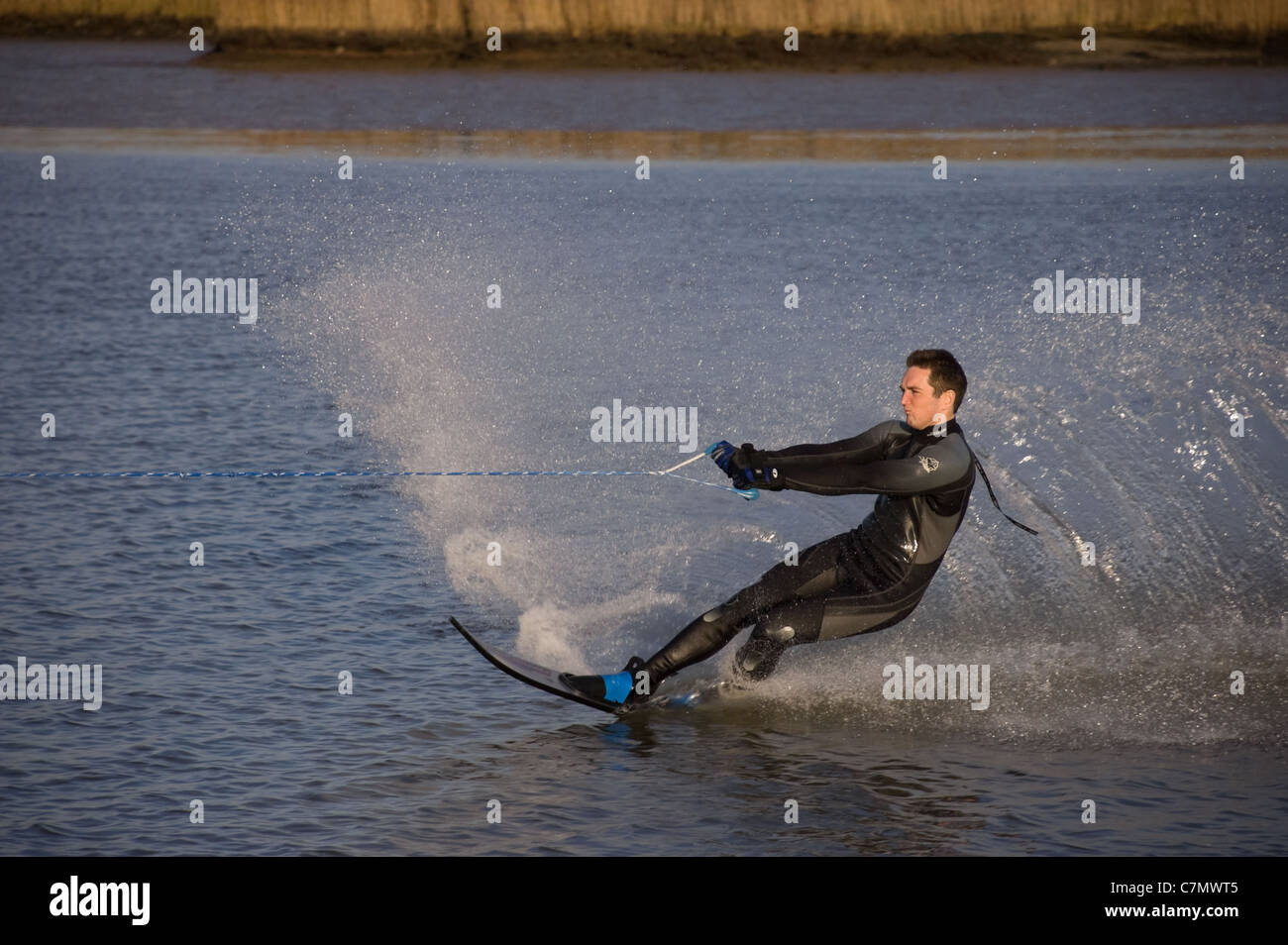 Joven wakeboard en el río Yare Norfolk Broads Foto de stock
