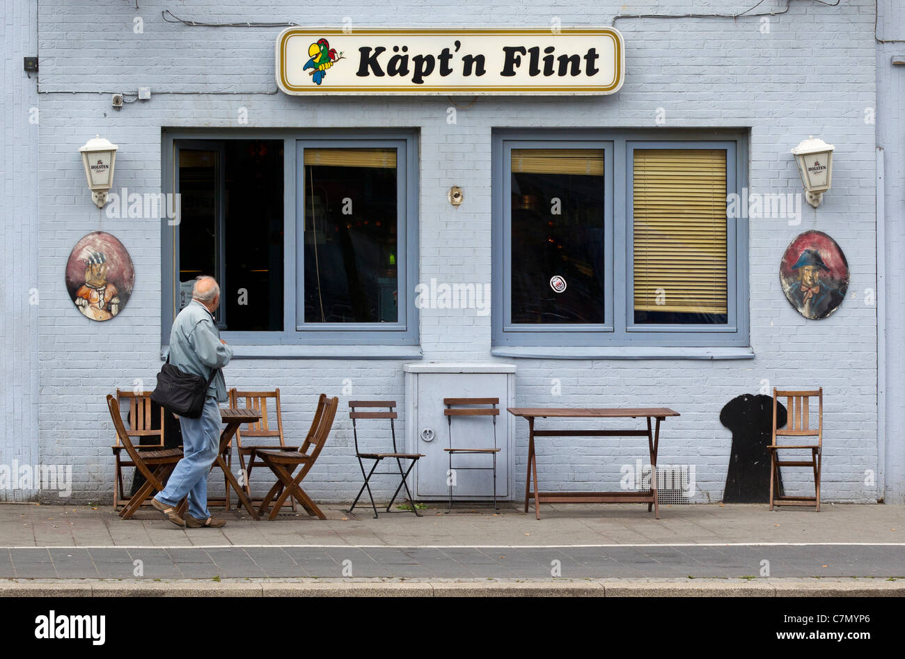 Caballero pasear delante de una barra (o posiblemente un burdel) en Kiel, Alemania Foto de stock