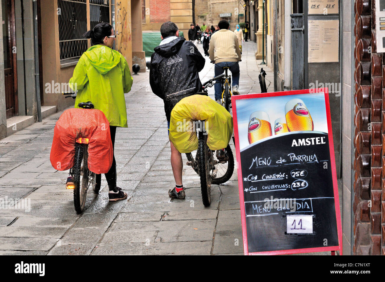 España, Camino de Santiago: peregrinos en bicicleta llegando en Santo  Domingo de la Calzada Fotografía de stock - Alamy