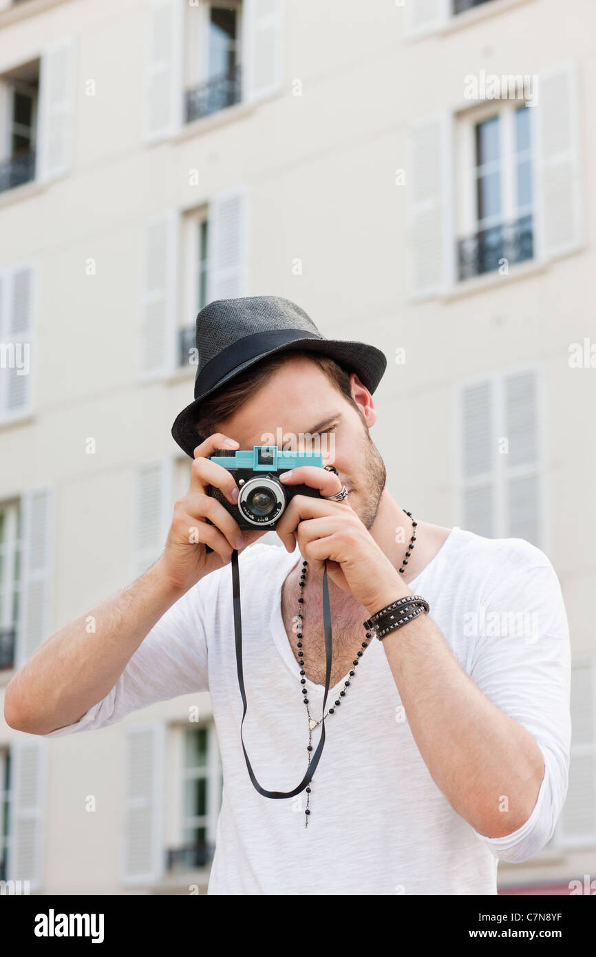 El hombre que toma una foto con una cámara, Paris, Ile-de-France, Francia  Fotografía de stock - Alamy