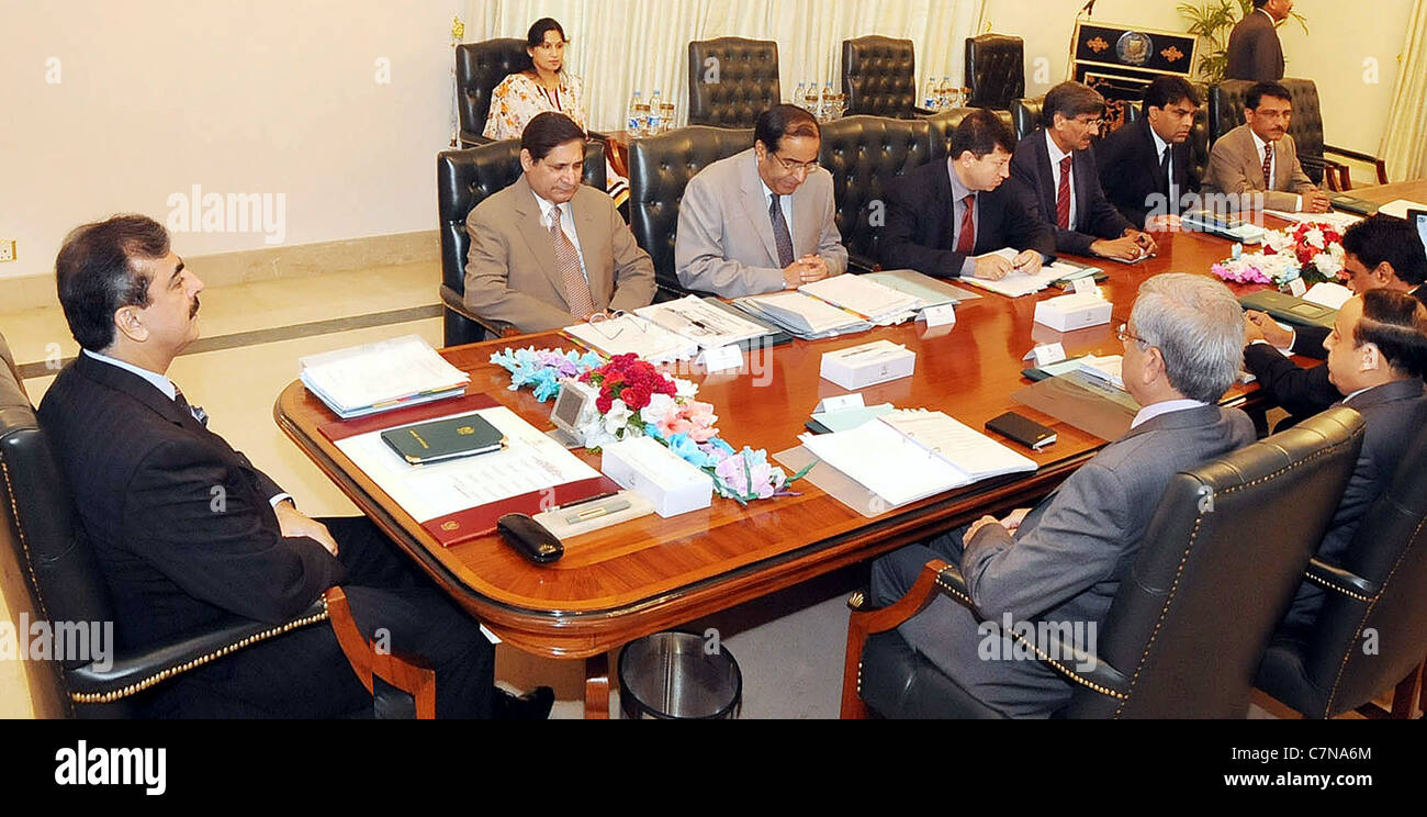 El Primer Ministro, Syed Yousuf Raza Gilani sillas 25 PSEB Junta celebrada en PM Casa en Islamabad el lunes Foto de stock