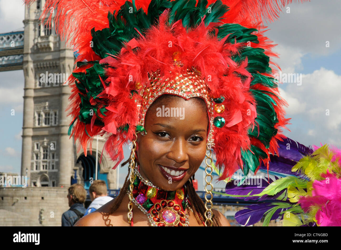 Mujeres jóvenes en el traje de Carnaval. Retrato, Tower Bridge, Londres. REINO UNIDO Foto de stock