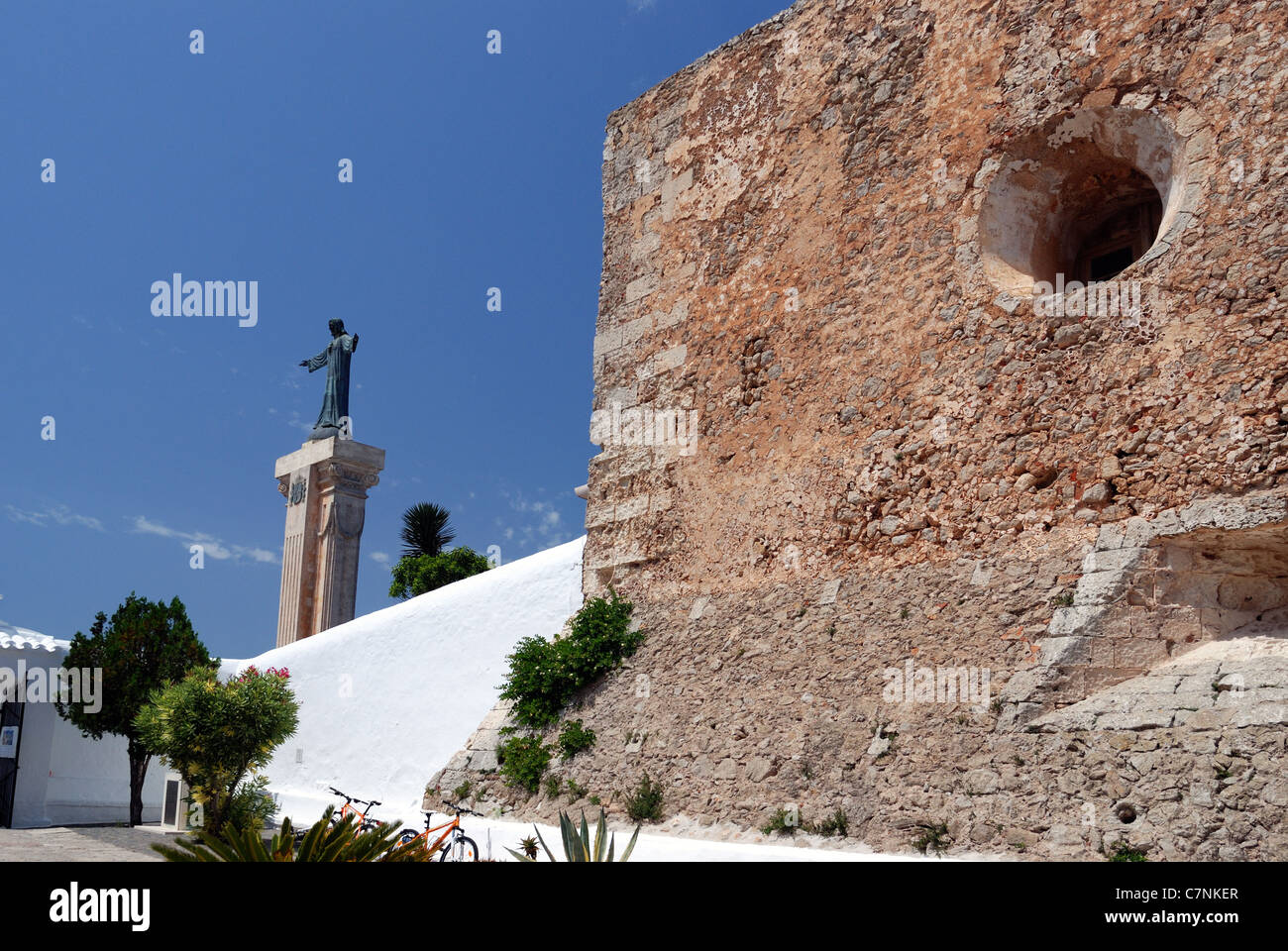 Santuario de la Virgen de El Toro iglesia con estatua de Jesús del
