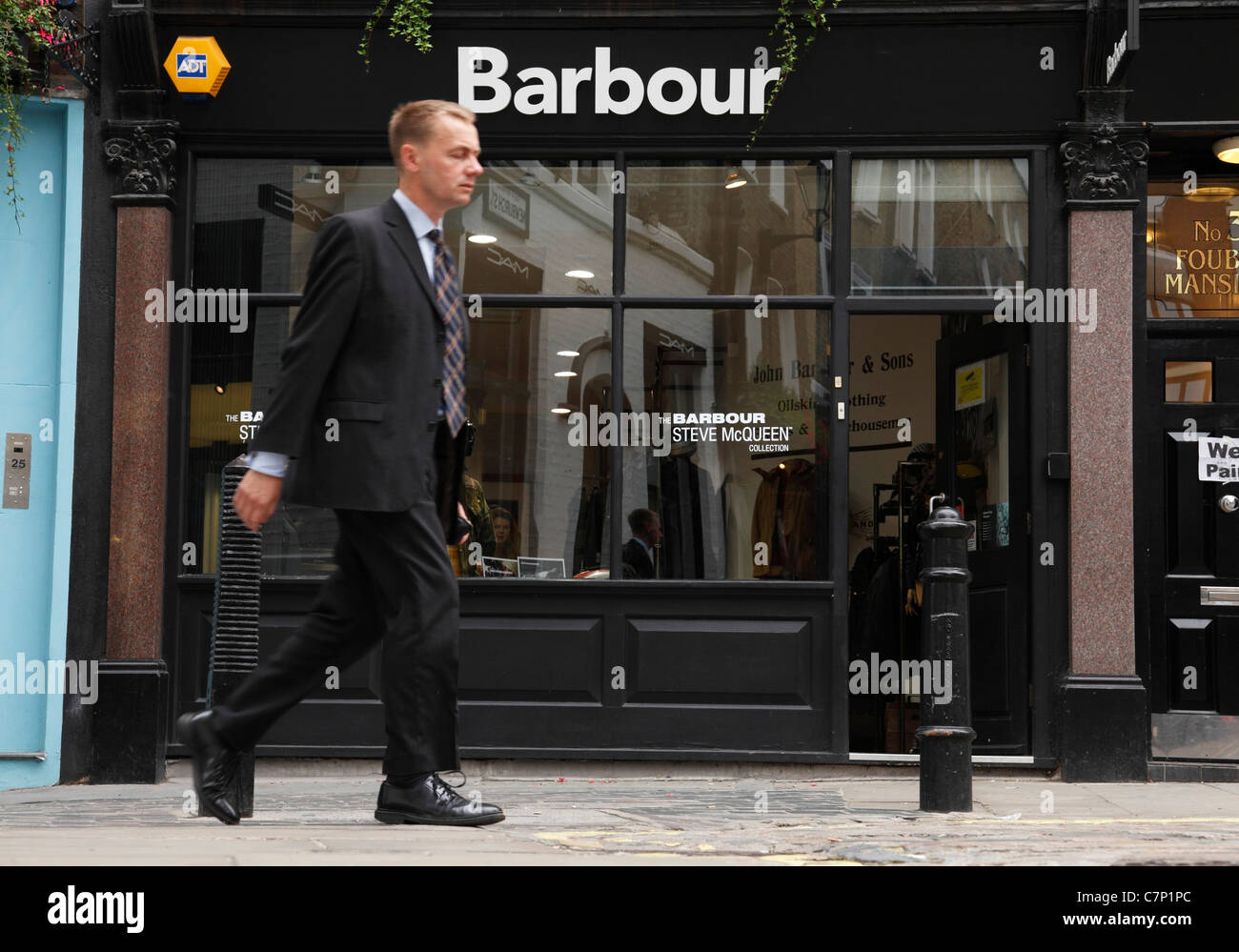 Un Barbour tienda en Londres, Inglaterra, Reino Unido Fotografía de stock -  Alamy