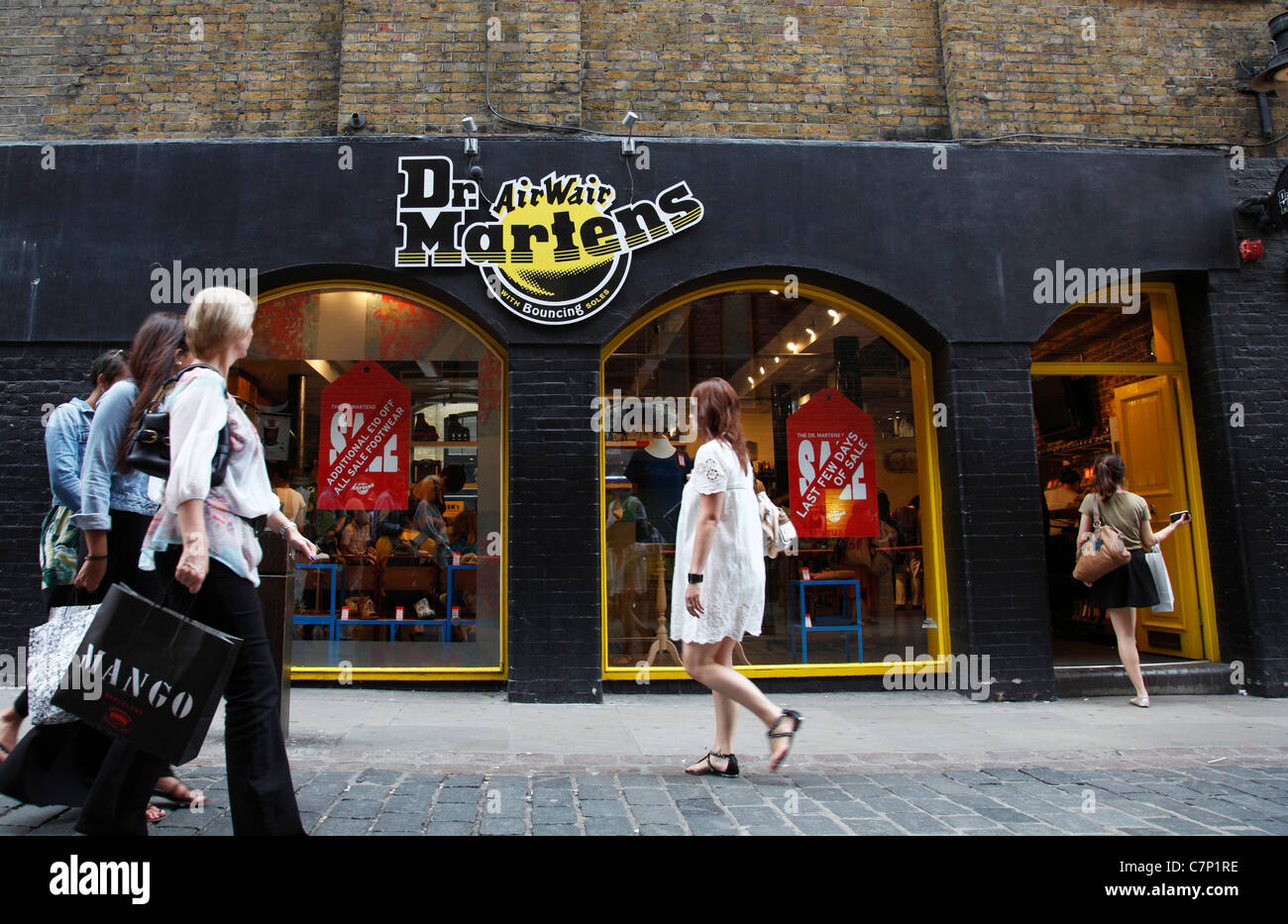 Dr. Martens tienda en Londres, Inglaterra, Reino Unido Fotografía de stock  - Alamy