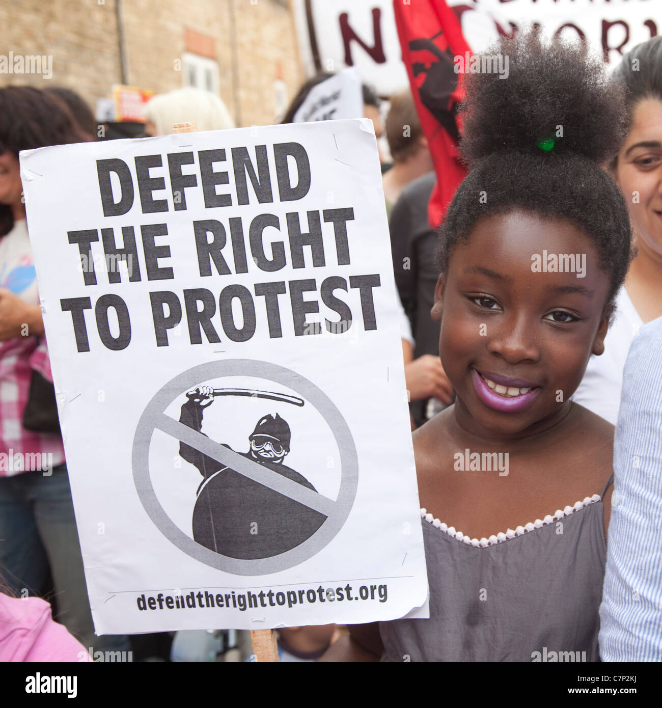 Joven negro niña tomando parte en una manifestación después de los disturbios de Londres en Hackney, Londres, defender el derecho a la protesta Foto de stock