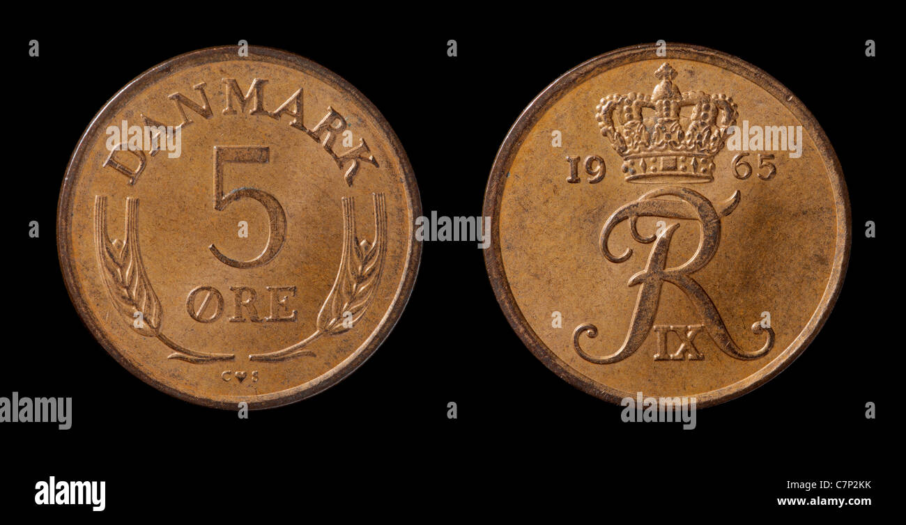 5 coronas noruegas moneda danesa de 1965 aislados en negro Foto de stock