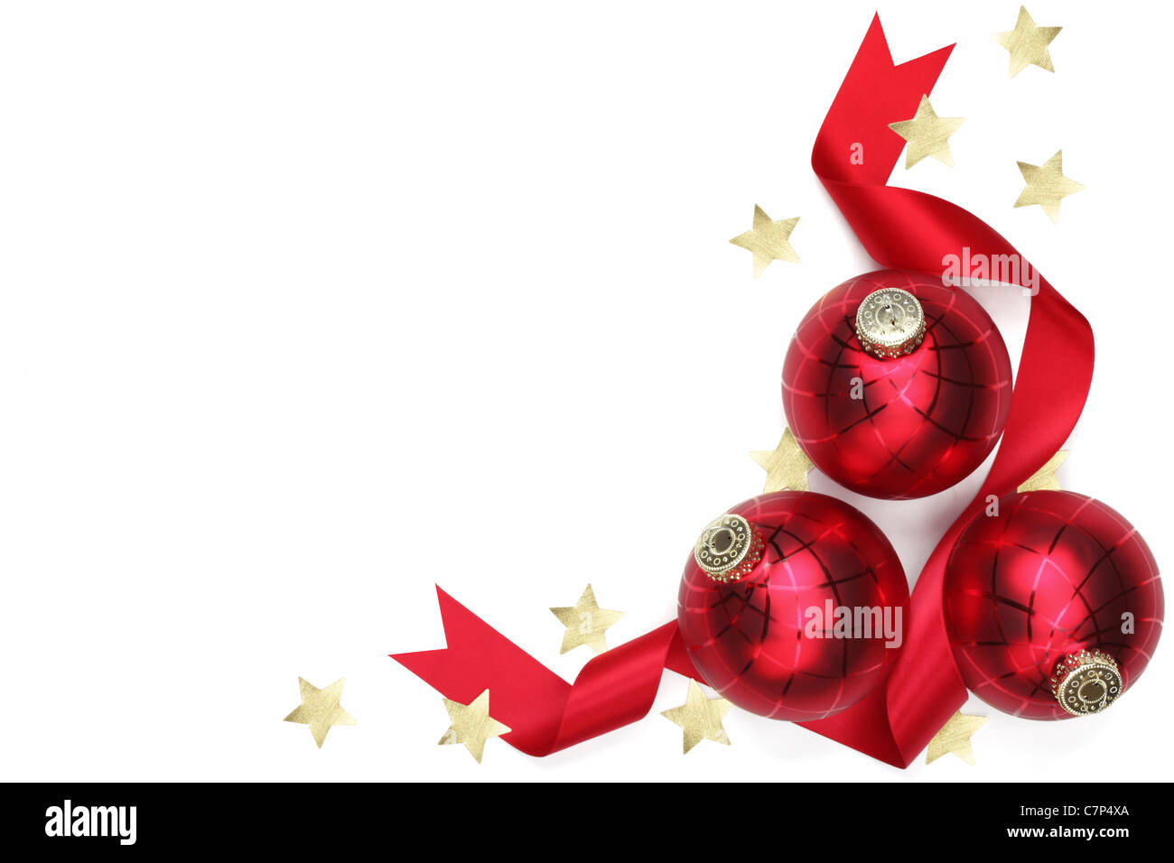 Tres bolas de Navidad con cinta y confeti estrellas sobre fondo blanco. Foto de stock