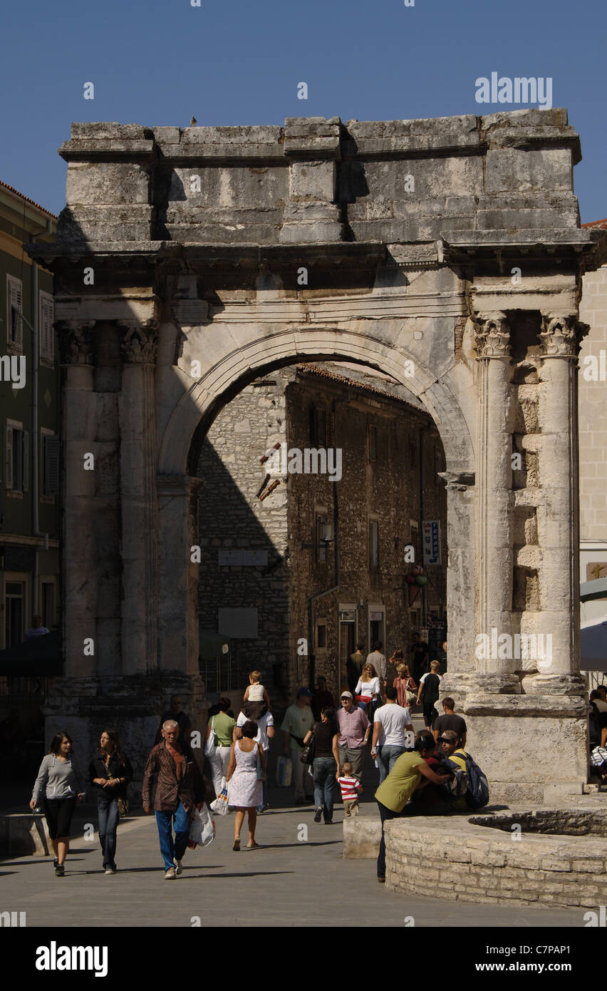 Croacia. Pula. Arco Triunfal del Sergii. Siglo I A.C. Foto de stock