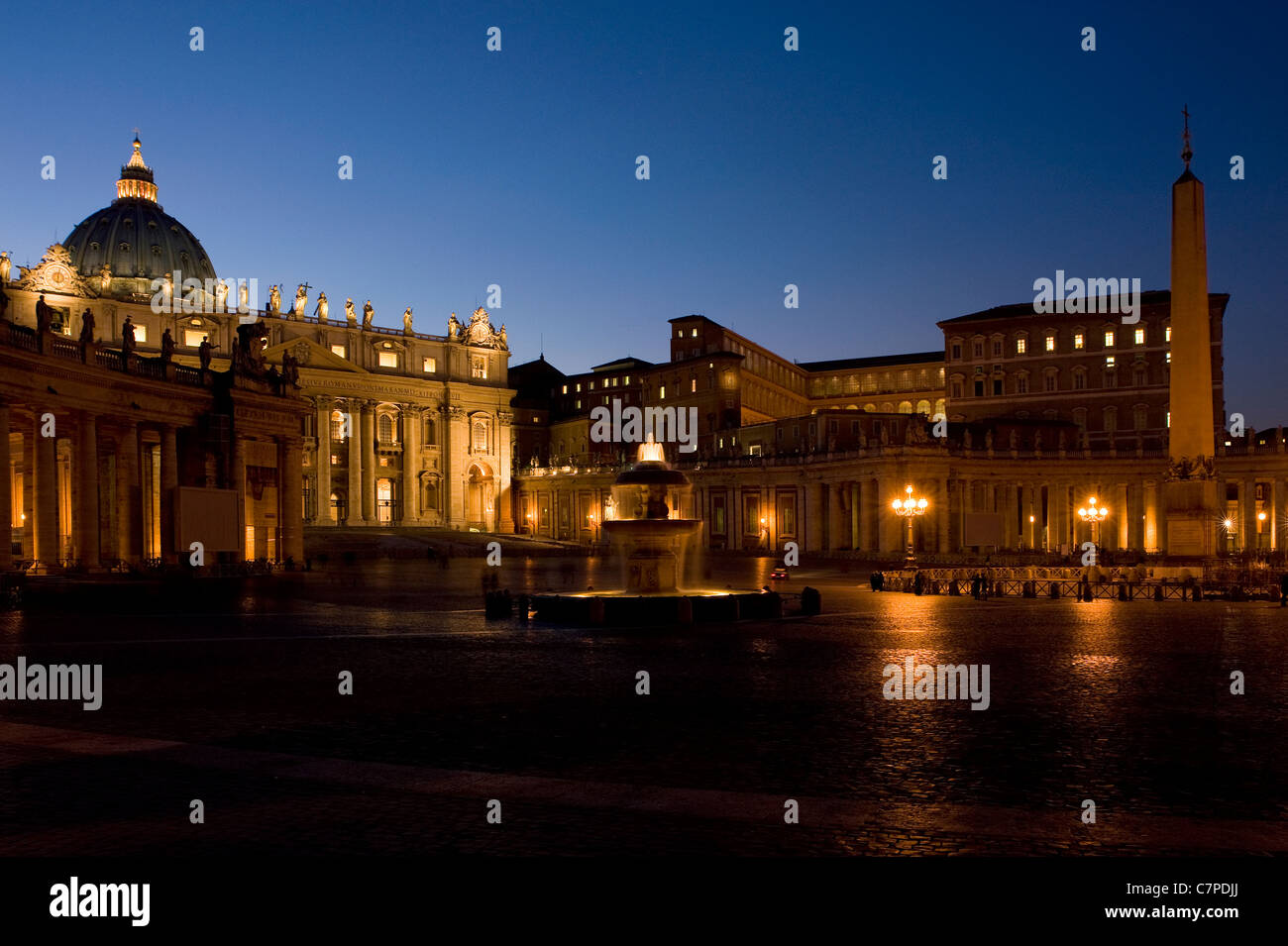 La plaza de San Pedro en la noche. Ciudad del Vaticano, Roma, Italia Foto de stock