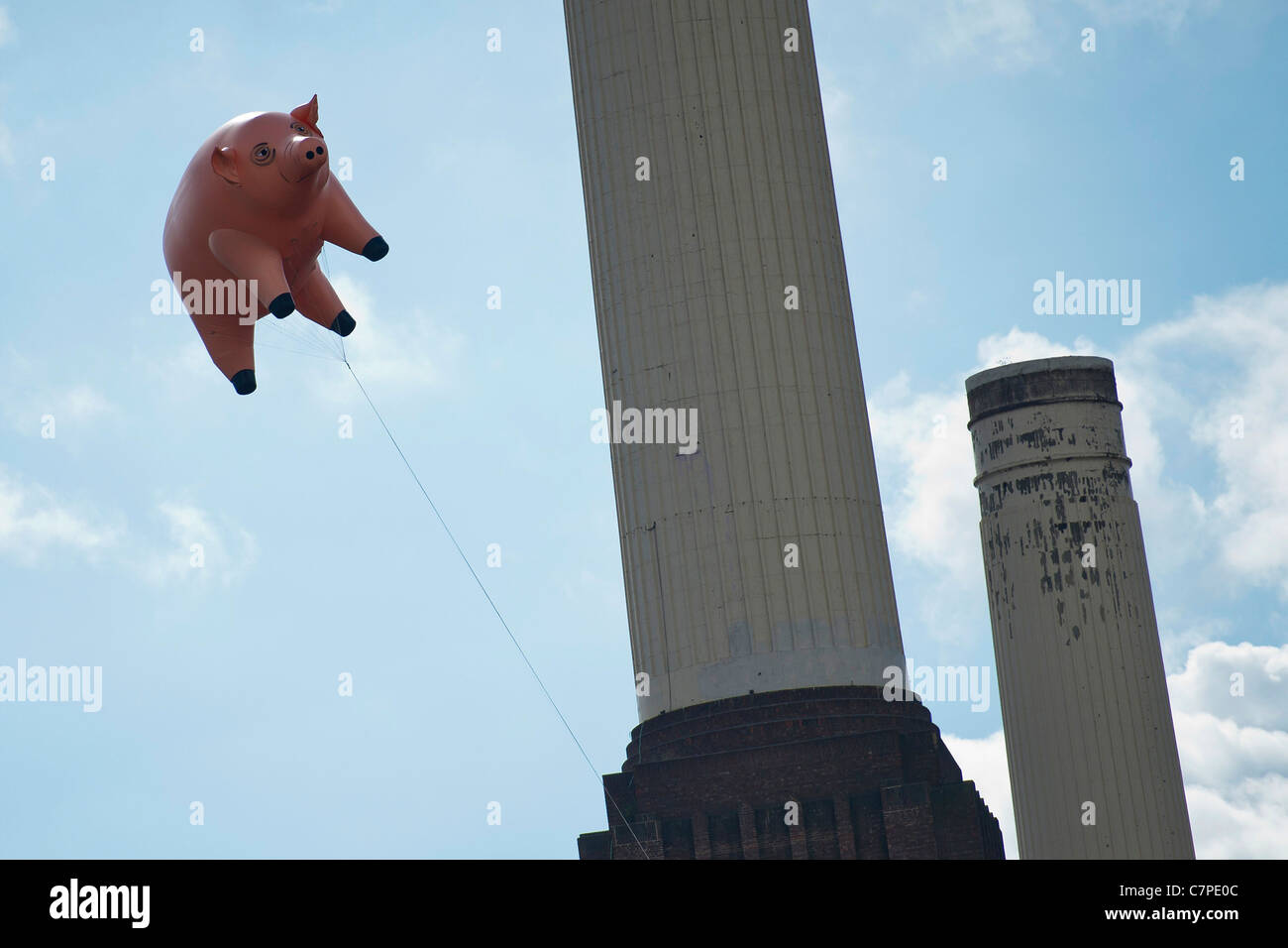 Un cerdo inflable vuela una vez más en Battersea Power Station como un homenaje a la famosa portada del álbum de Pink Floyd de animales Foto de stock