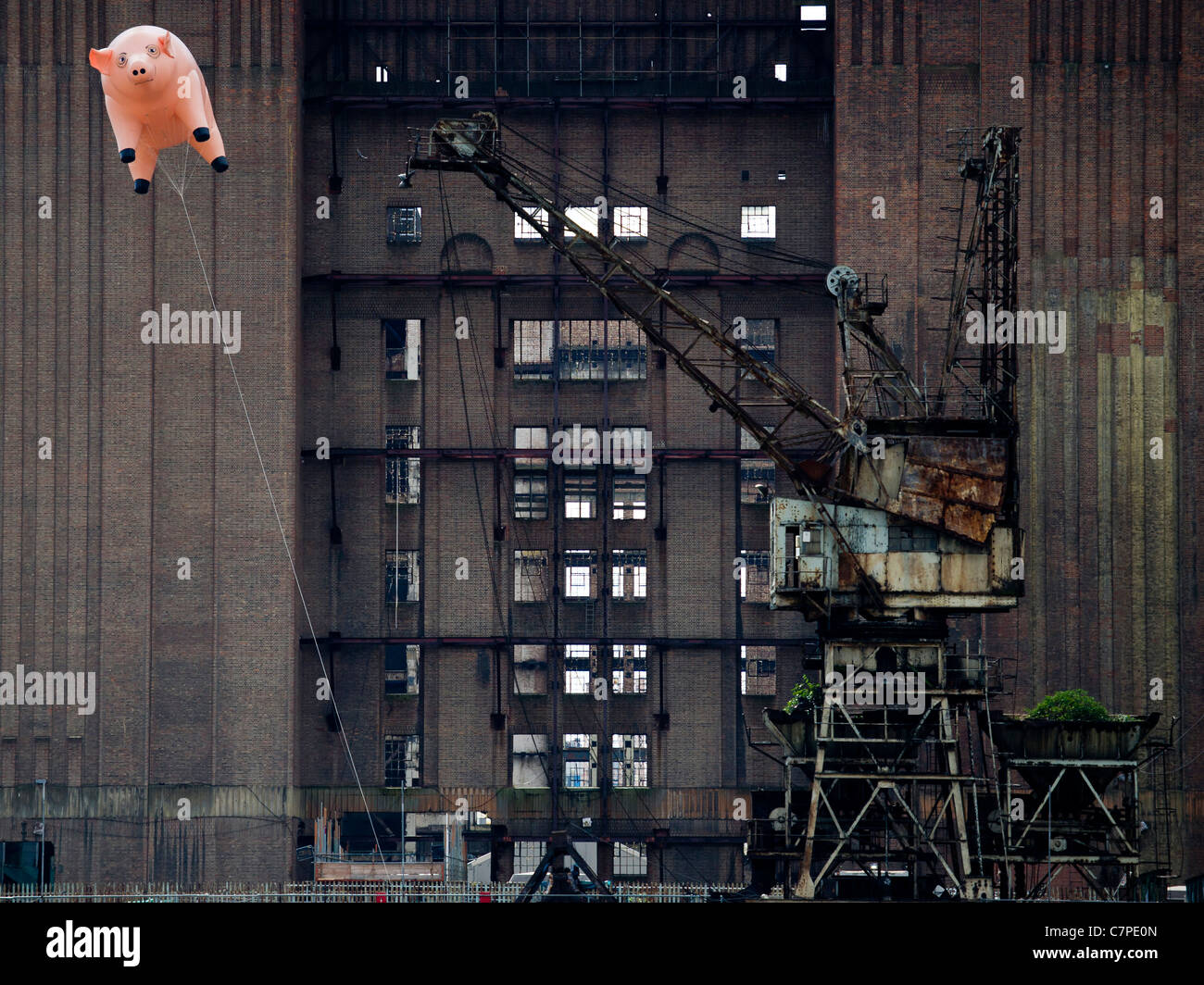 Un cerdo inflable vuela una vez más en Battersea Power Station como un homenaje a la famosa portada del álbum de Pink Floyd de animales Foto de stock