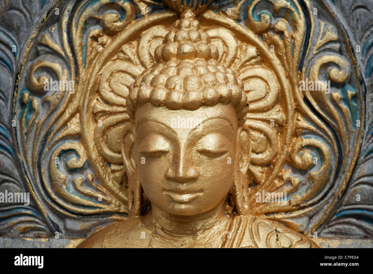 Estatua de Buda de madera dorada Foto de stock