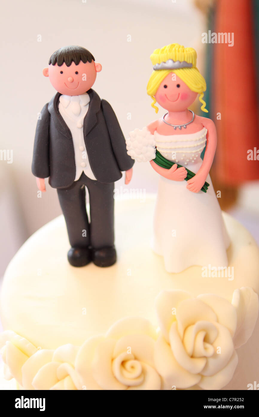 Figura novias tarta boda con pedida de mano - Woowlow